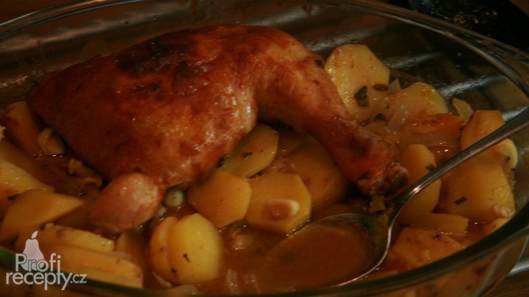 Pečené kuře s bramborem v jednom hrnci