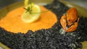 Černé sépiové risotto s krevetovou omáčkou