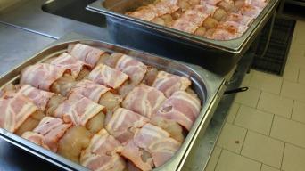 Kuřecí závitek v plátku anglické slaniny, plněný nivou